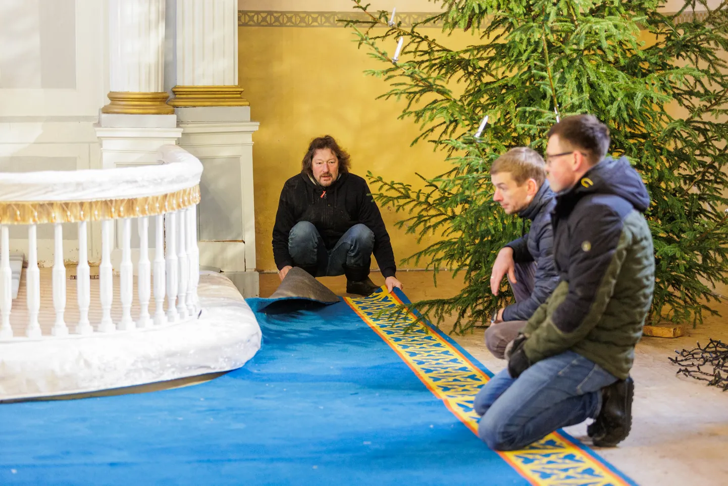 Jõulude eel sai Sangaste kogudus meeldiva kingi: kirikusse saabusid eritellimusel valmistatud vaibad.