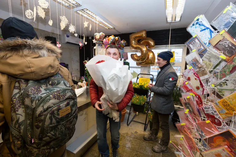 8 марта. Мужчины в цветочном магазине. 2018 год.