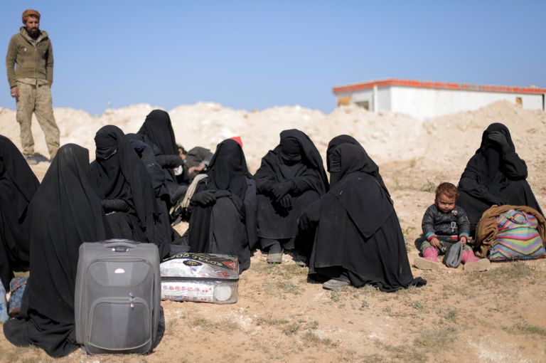 Naised ja lapsed Süürias Baghuzi linna lähedal oma varaga istumas. 