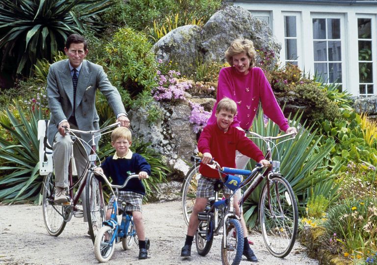 Prints Charles, printsess Diana ning nende kaks last, prints William (paremal) ja prints Harry