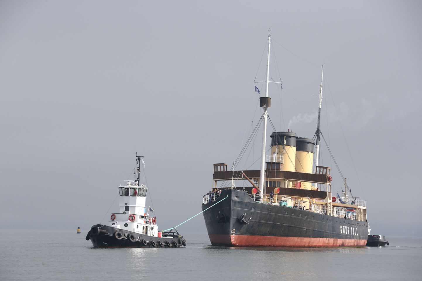 Jäämurdja Suur Tõll saadeti Lennusadamast pidulikult teele. Kaks puksiiri aitasid auväärses eas laeva Paljassaare sadamasse dokiremonti.