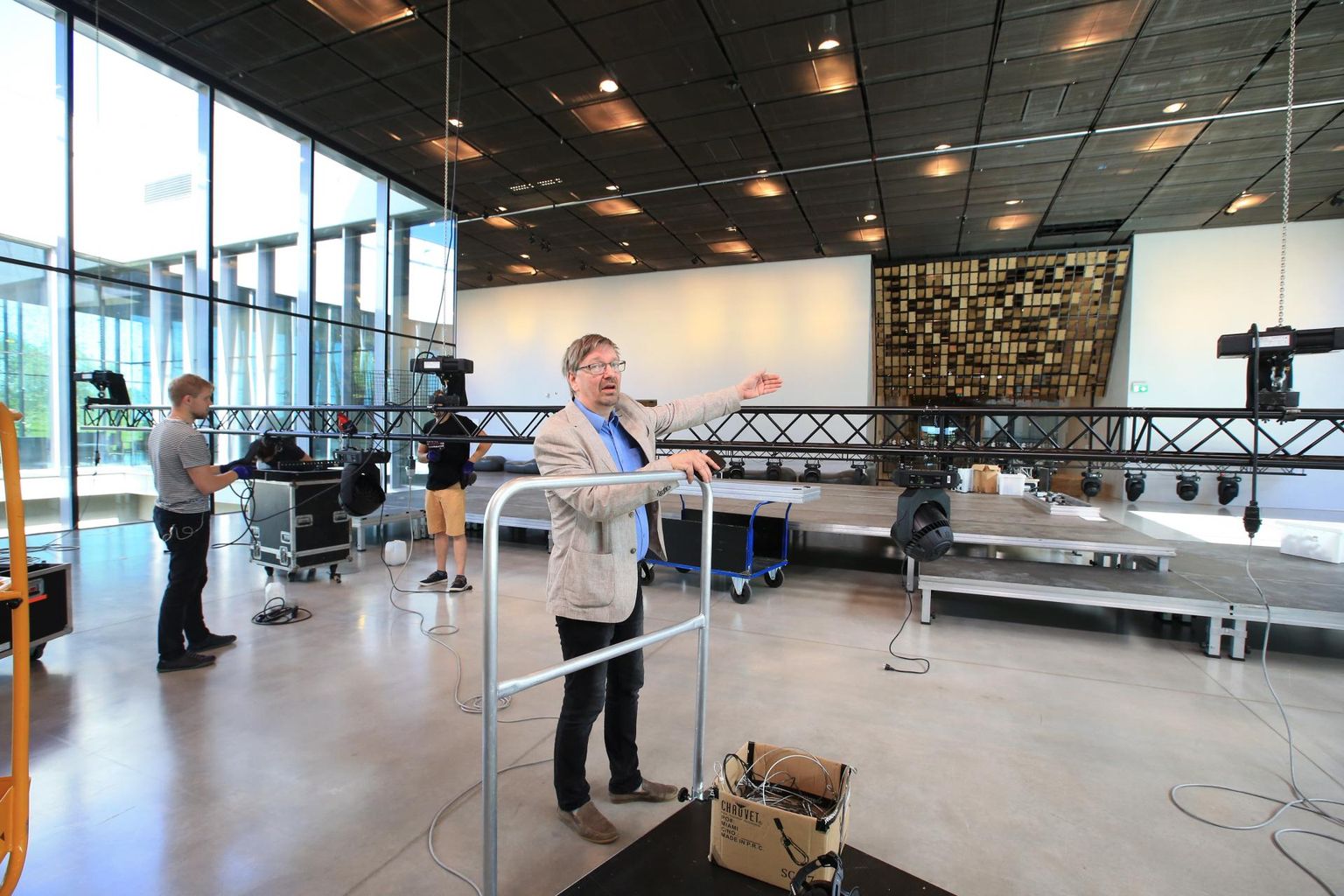 Eesti Rahva Muuseumi arendusdirektor Viljar Pohhomov näitab, kuidas kerkib muuseumi sillaalale kolmest moodulist koosnev lava ja kuhu paigaldatakse videoekraan.