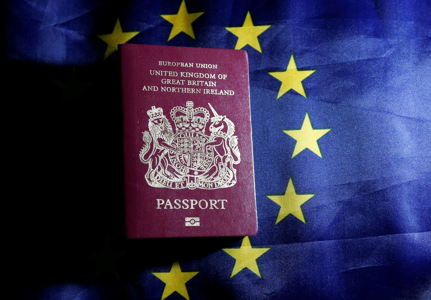 ELi lipu peale asetatud Suurbritannia pass.