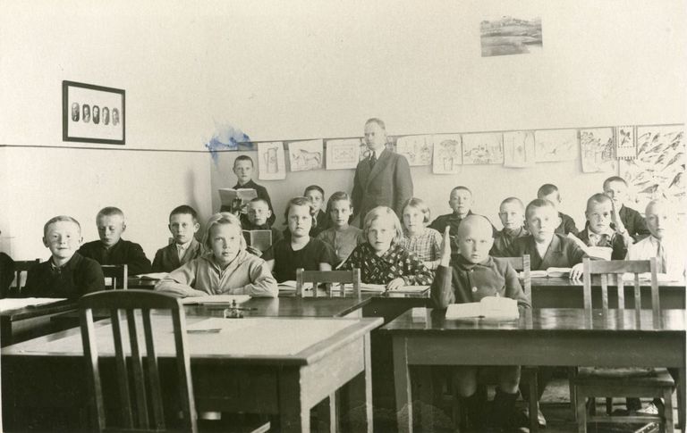 Koolitund Suure-Jaani algkoolis, umbes 1940.