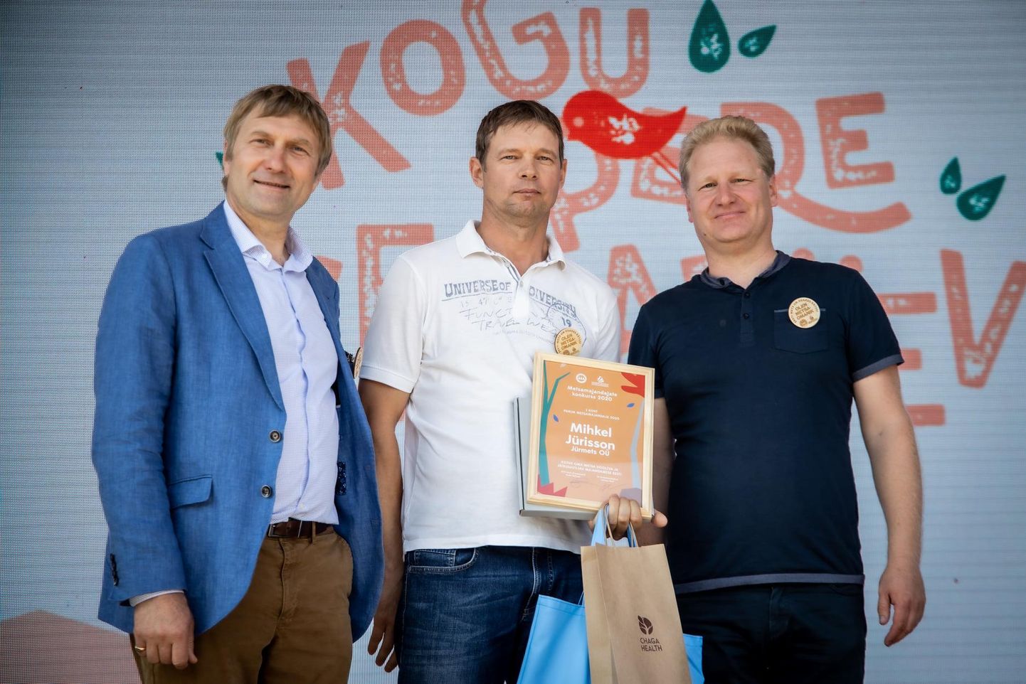 Mullu valiti Eesti parimaks metsa­majandajaks Mihkel Jürisson (keskel).