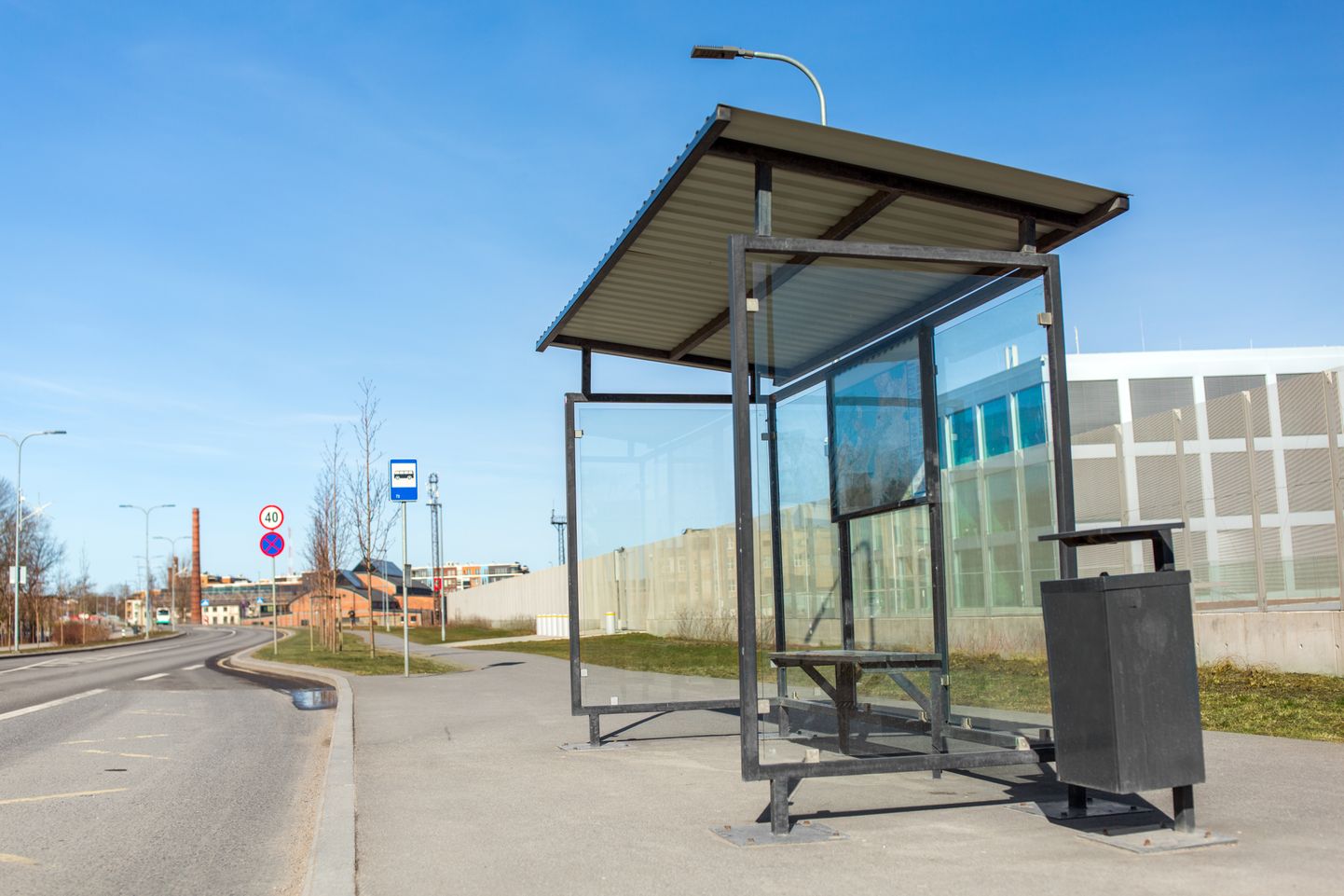 Остановка общественного транспорта в Эстонии. Иллюстративное фото