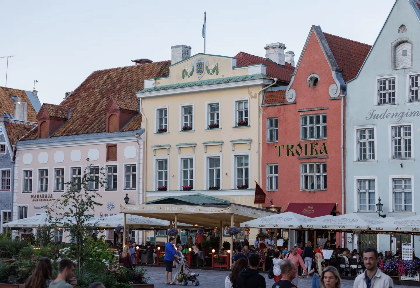 Tallinna õpetajate maja raekoja platsil.