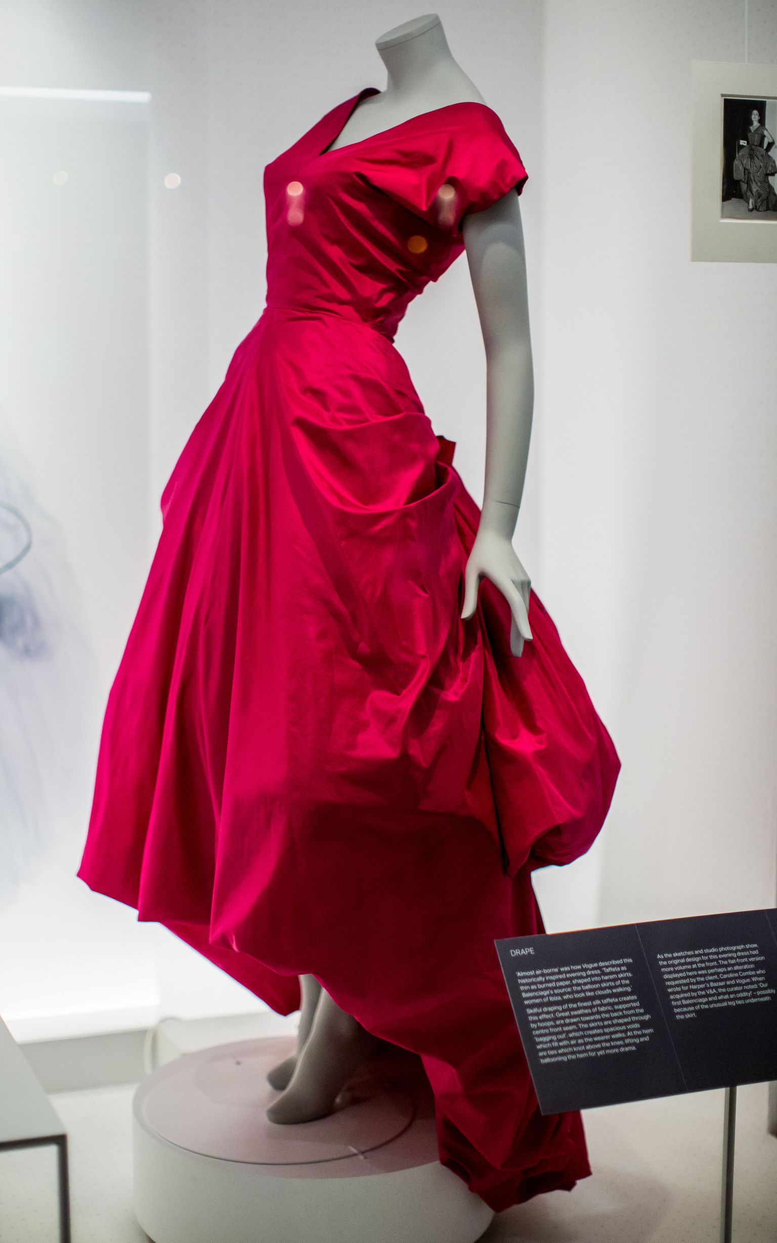 Balenciaga näitus V&A muuseumis Londonis.