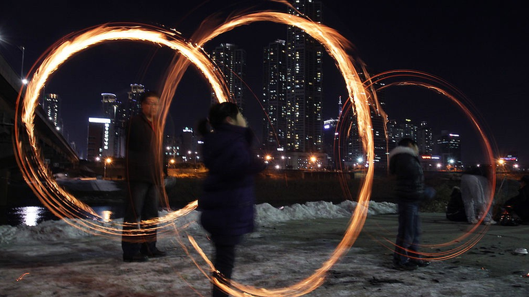 Корейцы крутят огненные шашки во время фестиваля "Тэборым", посвященного первому полнолунию нового лунного года (23 февраля 2012 г, Сеул). В этот день, в лунный новый год, все жители по корейской системе стали старше на год
