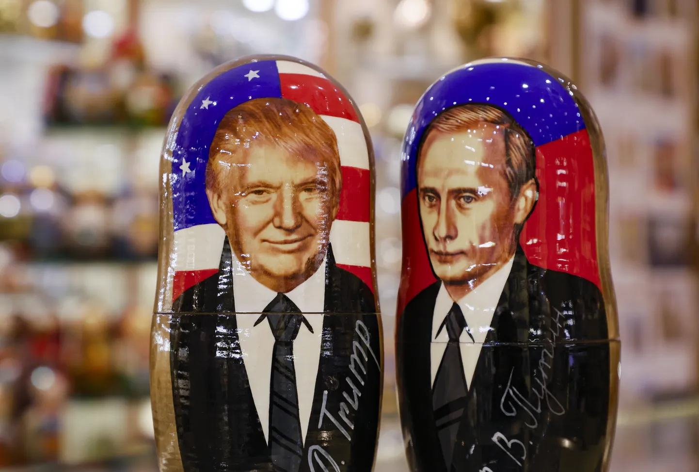 Venemaal olev populaarsetele matrjoškadele on trükitud nii Putini kui ka Trumpi pilt.