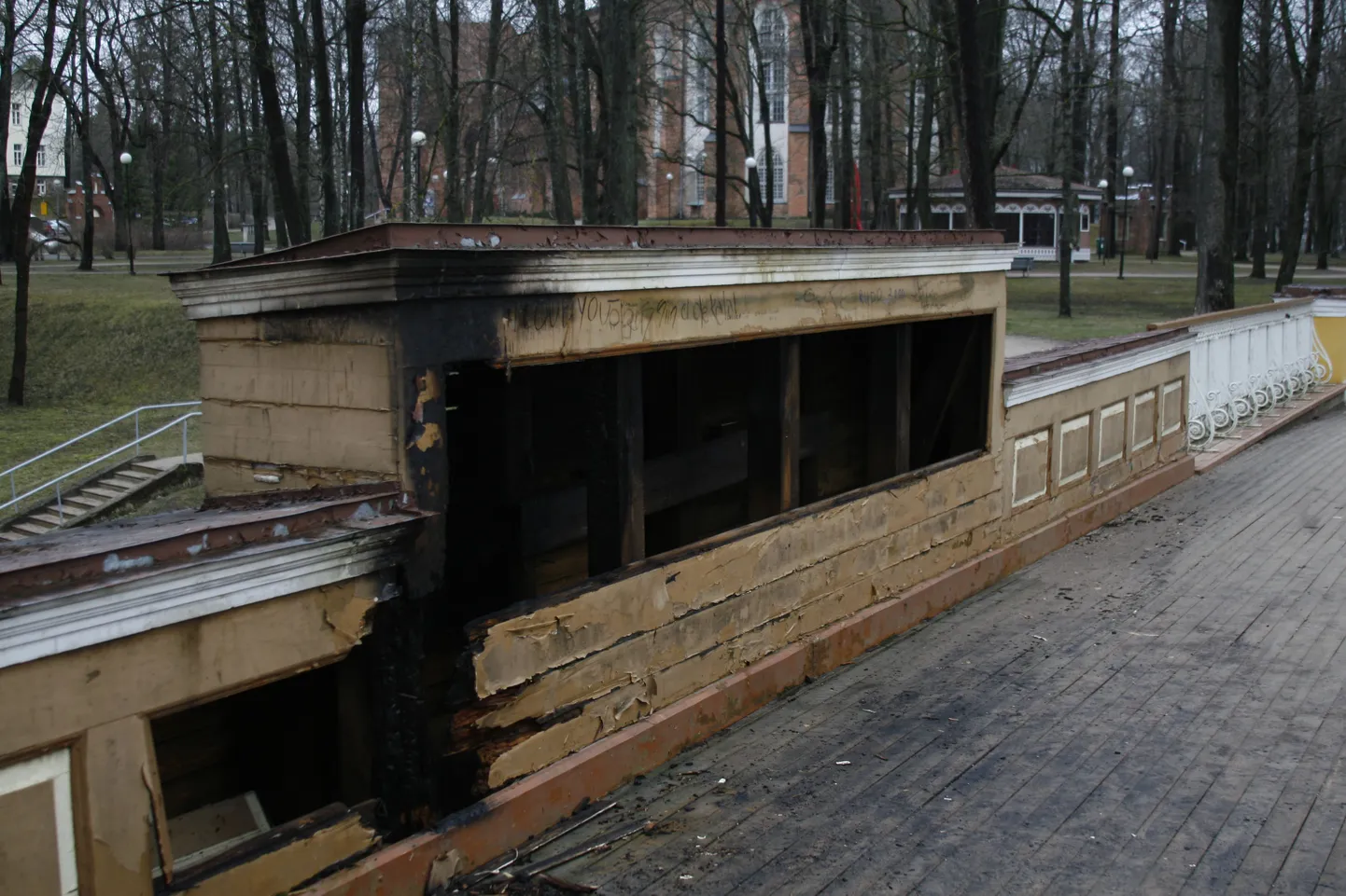 Последствия пожара на Ангельском мосту в Тарту.