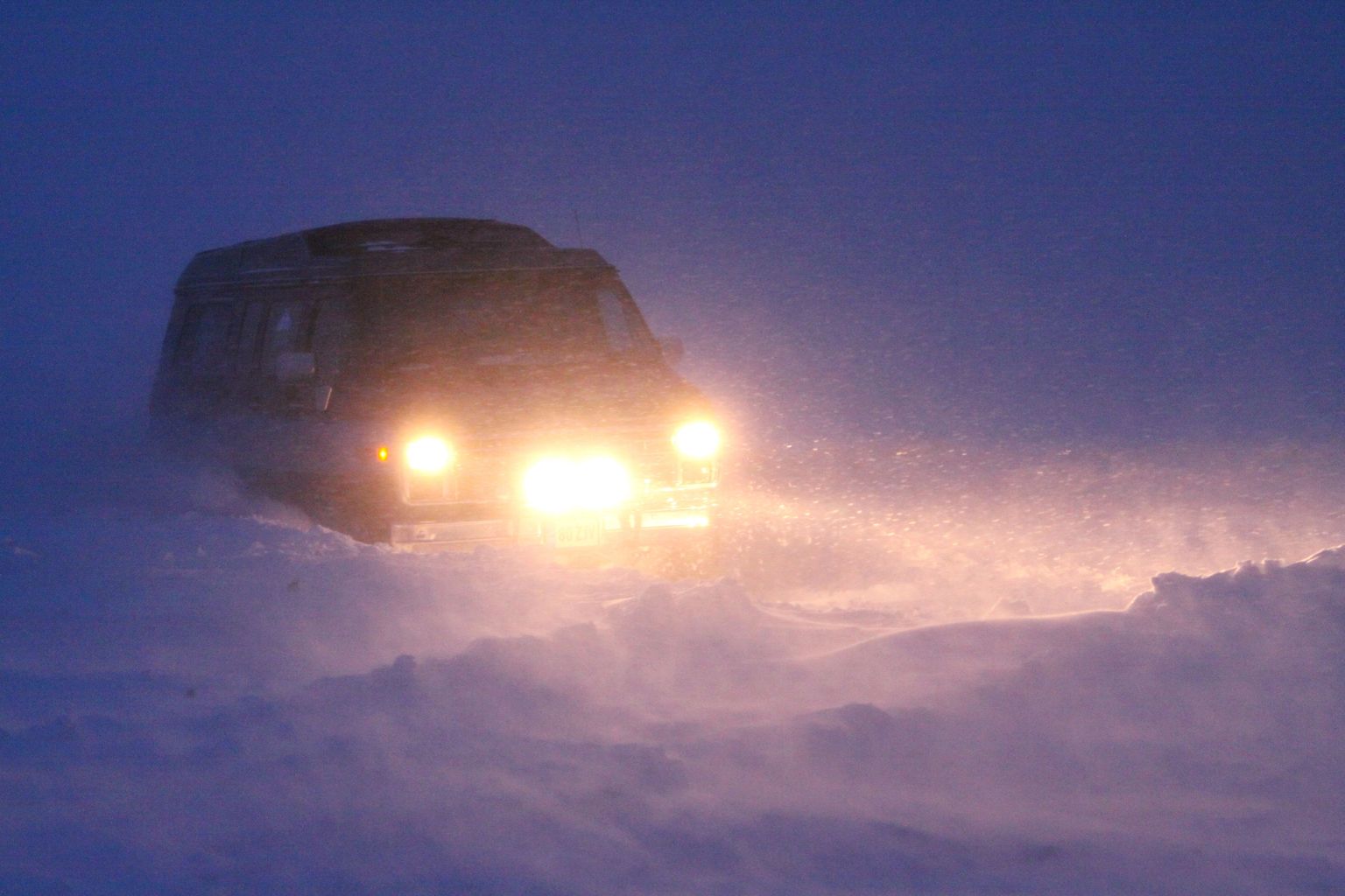 Vanasõidukite talveralli lõppes Pärnu lahel lumetormis. Pildil ralliekipaaž "Miami politsei".