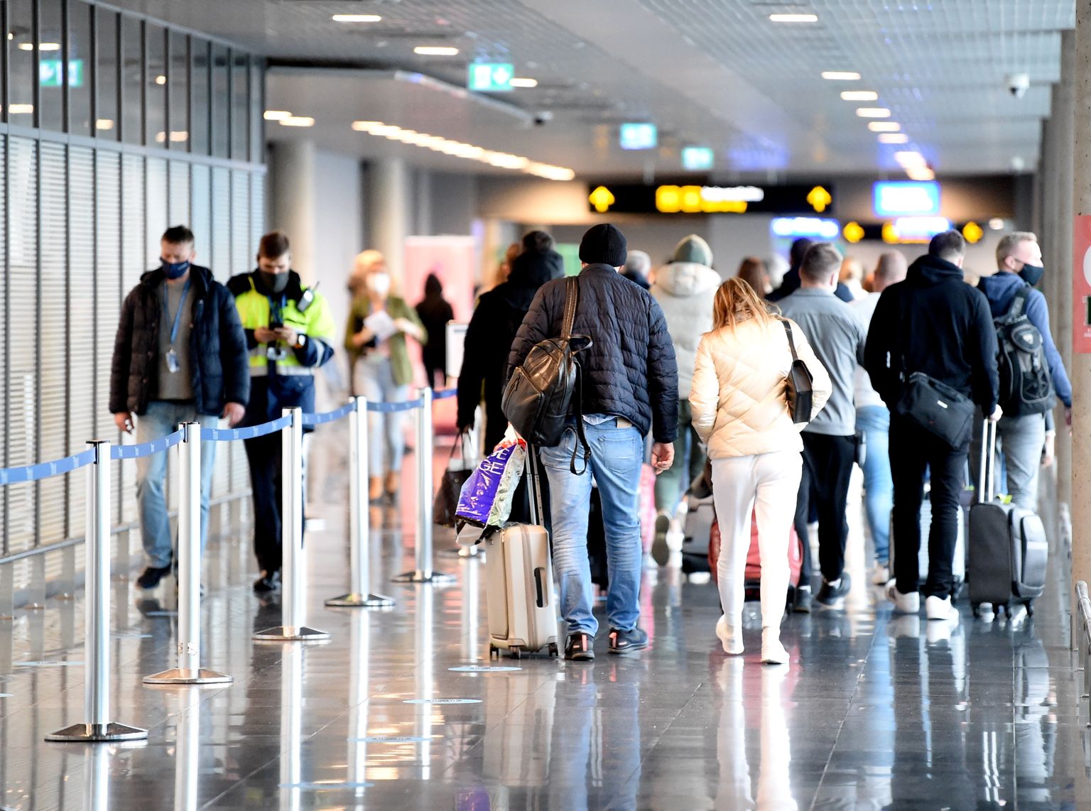 Pasažieri ielidošanas terminālī starptautiskajā lidostā "Rīga".