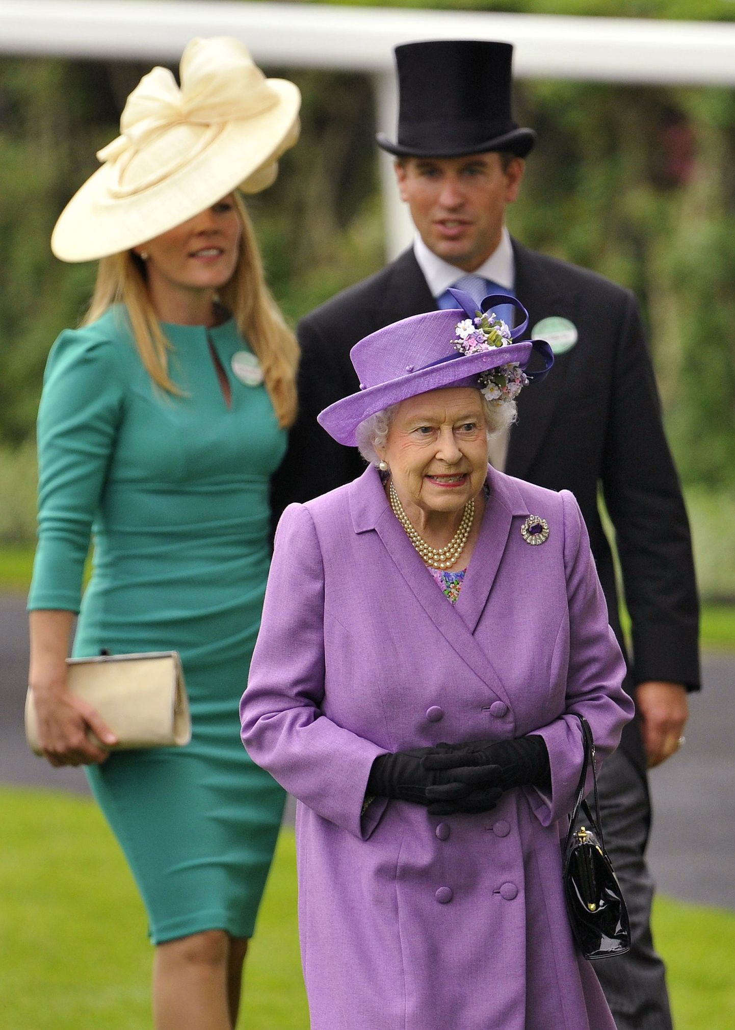 Kuninganna Elizabeth II koos lapselapse Peter Phillipsi ja tema naise Autumniga 20. juunil 2013 Ascoti võiduajamiste daamide päeval