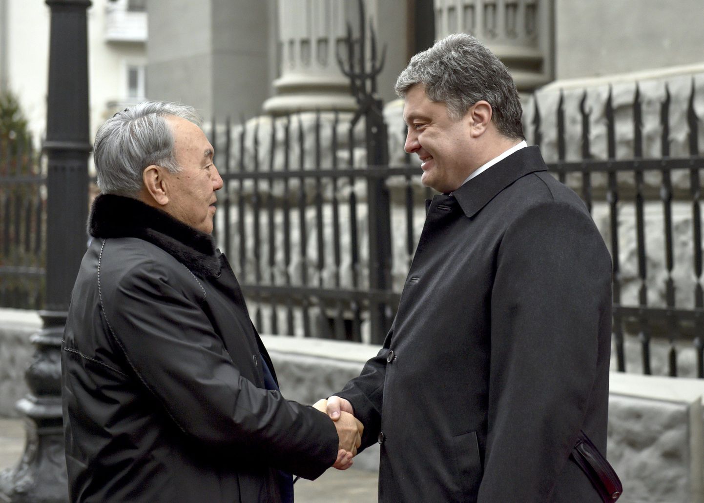 Ukraina president Petro Porošebnko kätleb Kiievis Kasahstani riigipea Nursultan Nazarbajeviga.