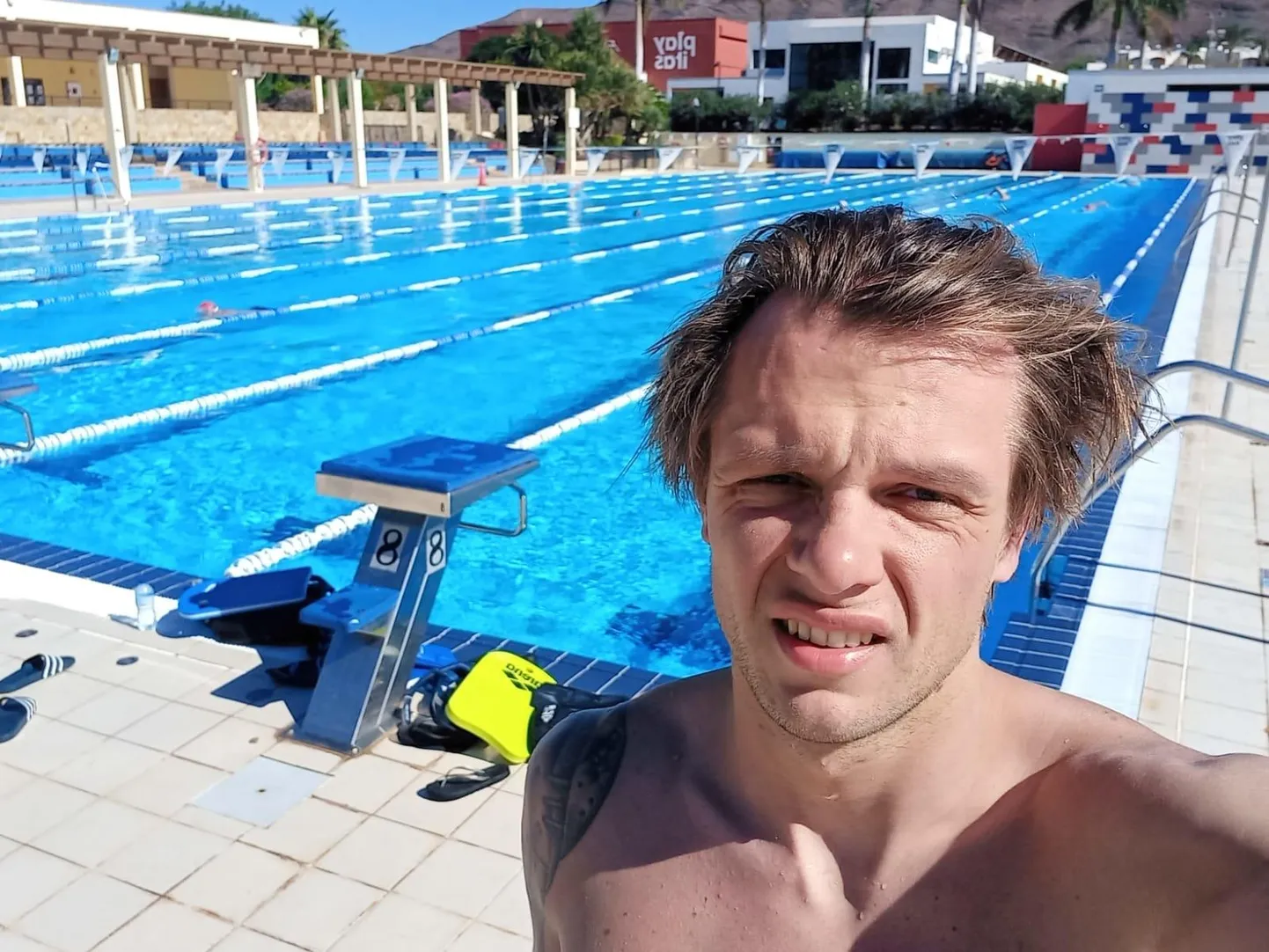 Pärnakale abi eest palka ei maksta, ent talle on välismaal kõik prii. Jereti ainus tingimus oli, et ta peab iga päev saama täita oma treeningukava.