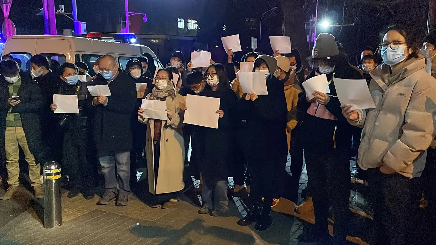 Hiinlased protestimas 25. novembril 2022 Loode-Hiinas  Xinjiangi piirkonnas Urumqis rangete koroonapiirangute vastu