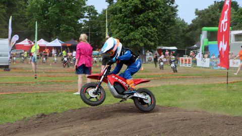 PILDIGALERII ⟩ Jõhvi kesklinnas peeti motovõistlust