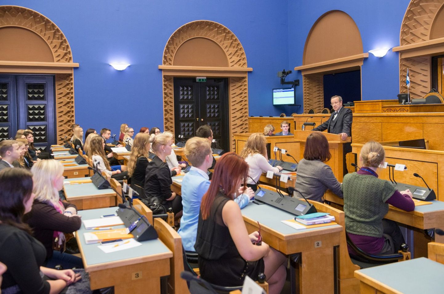 President Toomas Hendrik Ilves Noorteparlamenti tervitamas.