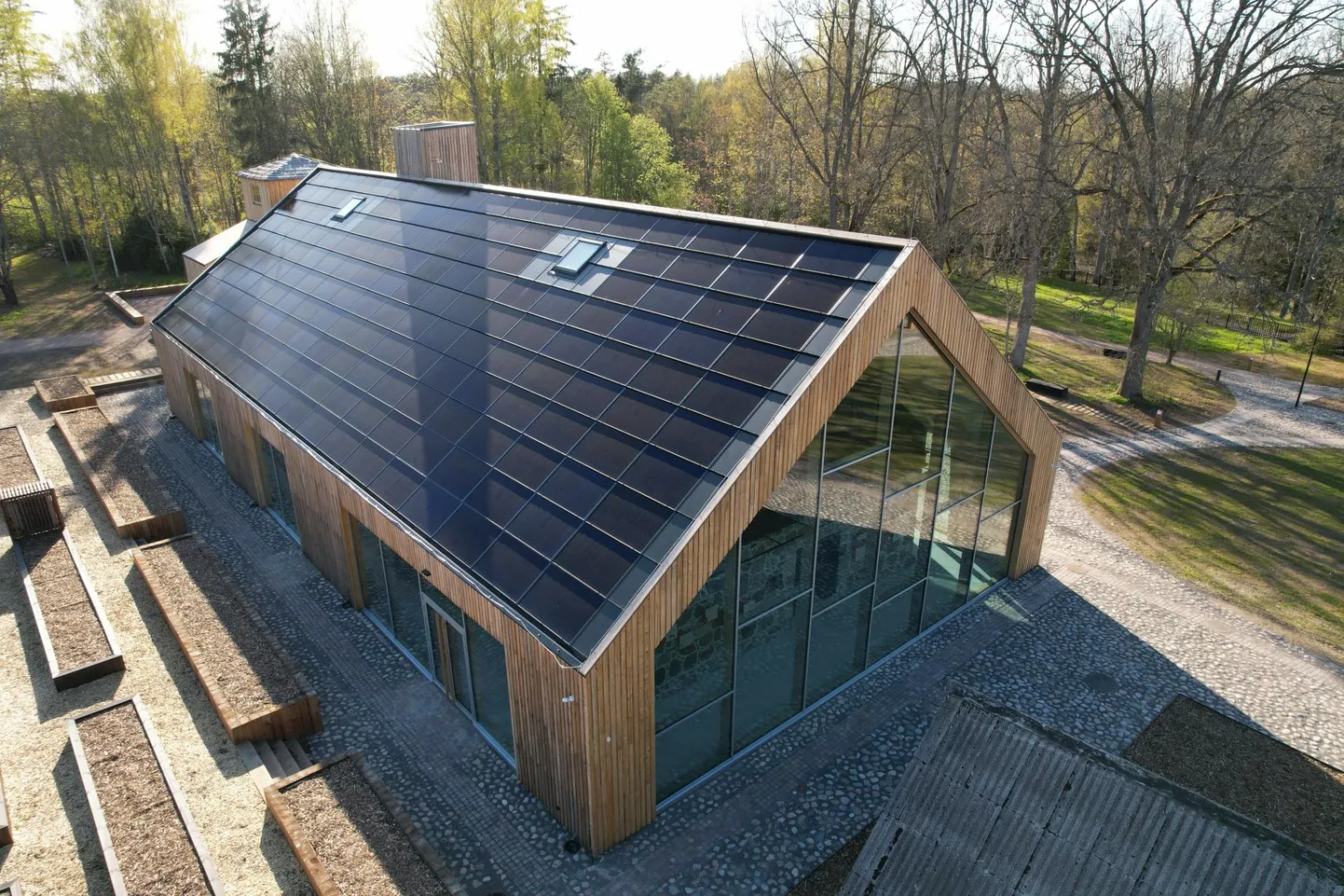 Solarstone'i päikesekatus aitab majaomanikul energiat püüda otse katuselt. Fotol on Mulgi elamuskeskuse hoone, millel on Solarstone'i katus.