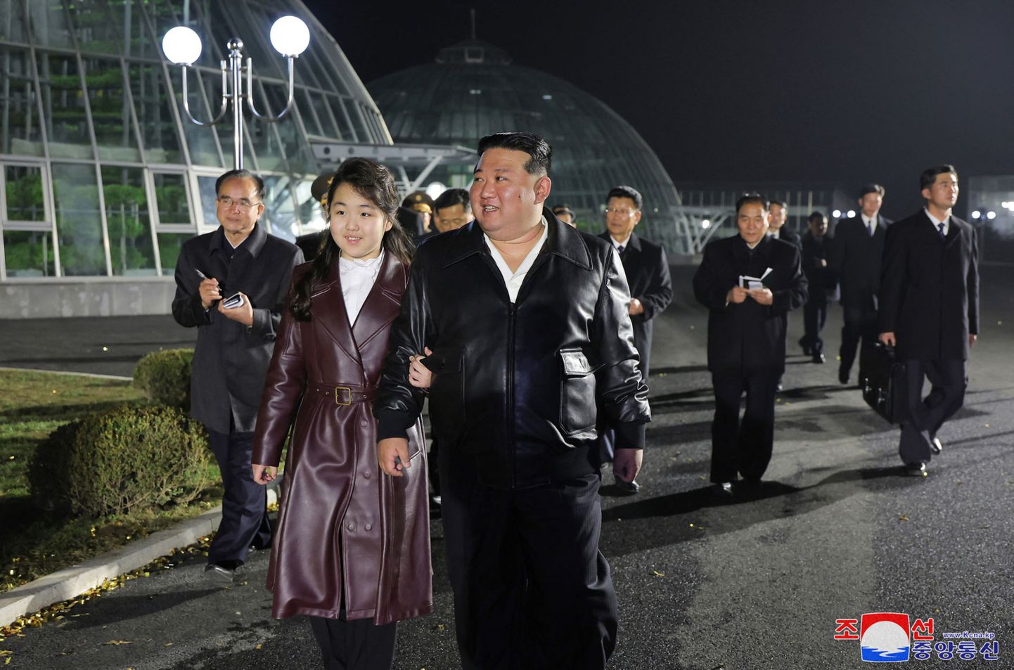 Ziemeļkorejas līderis Kims Čenuns ar meitu.