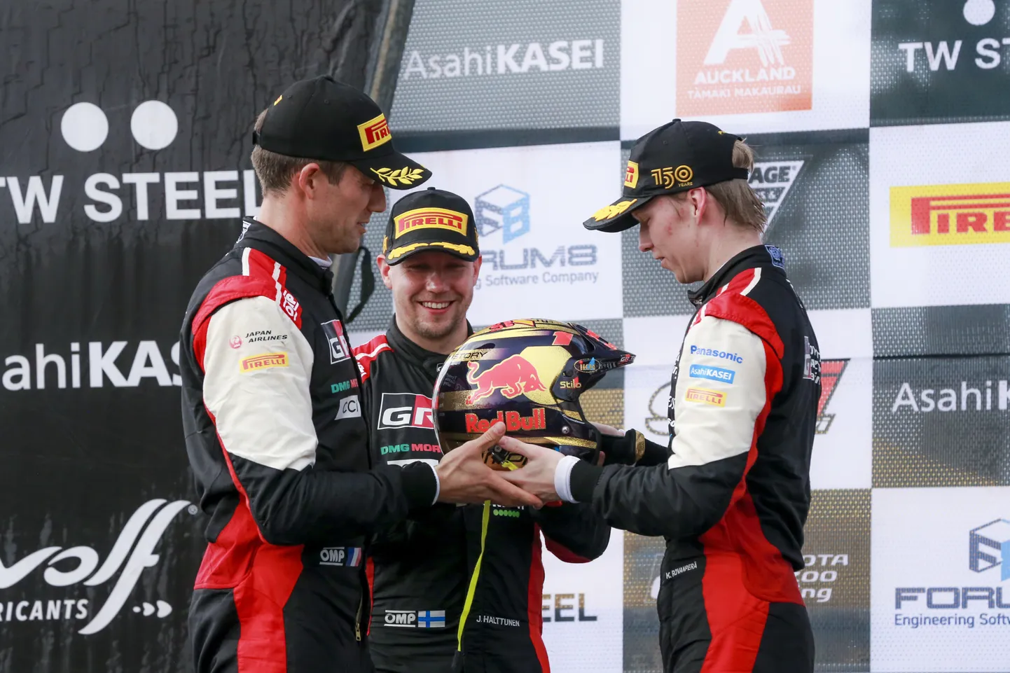 Maailmameistrid üheskoos: Sebastien Ogier (vasakul) ja Kalle Rovanperä.