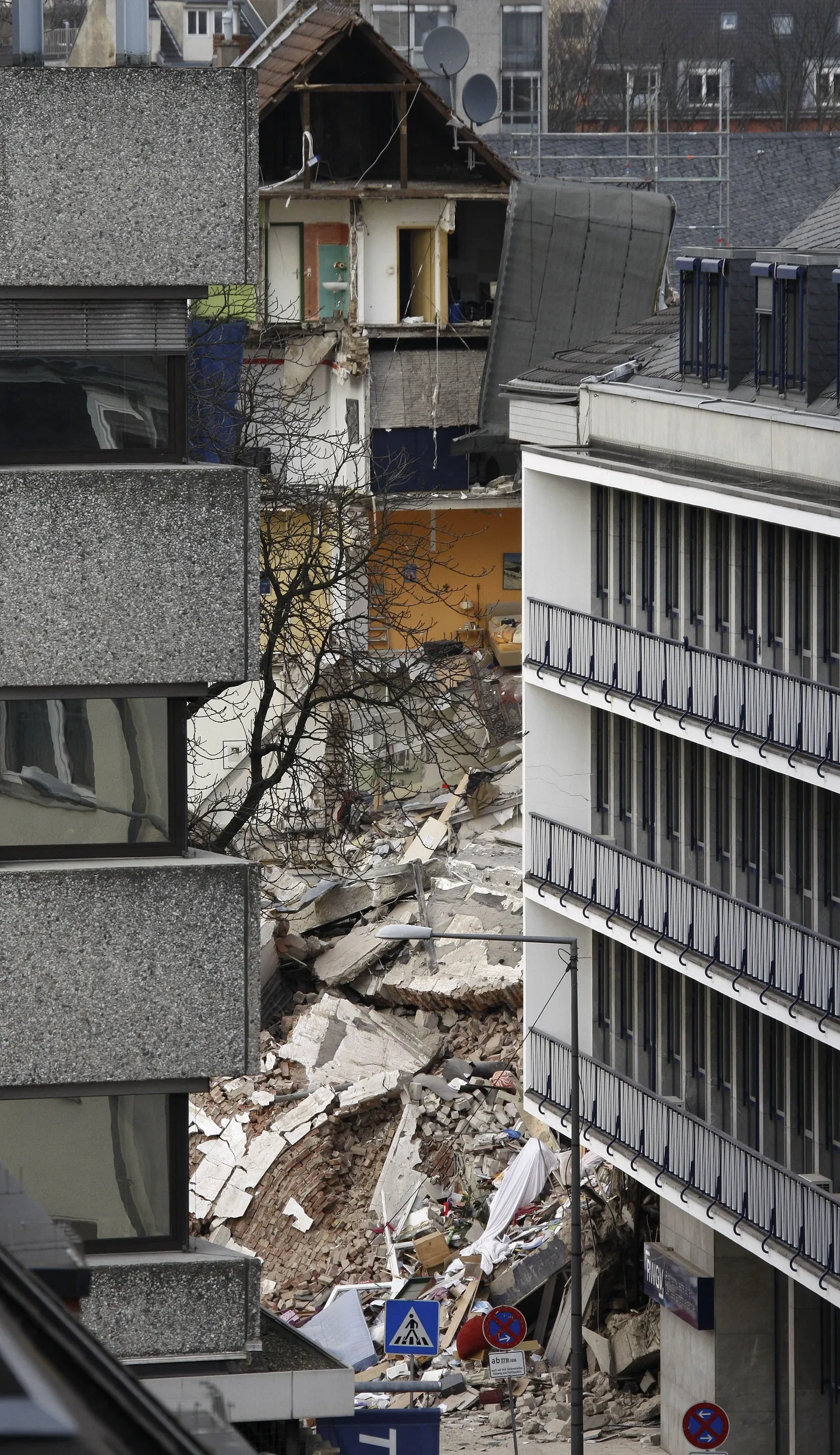 Kölnis varises kokku linnaarhiivi hoone.