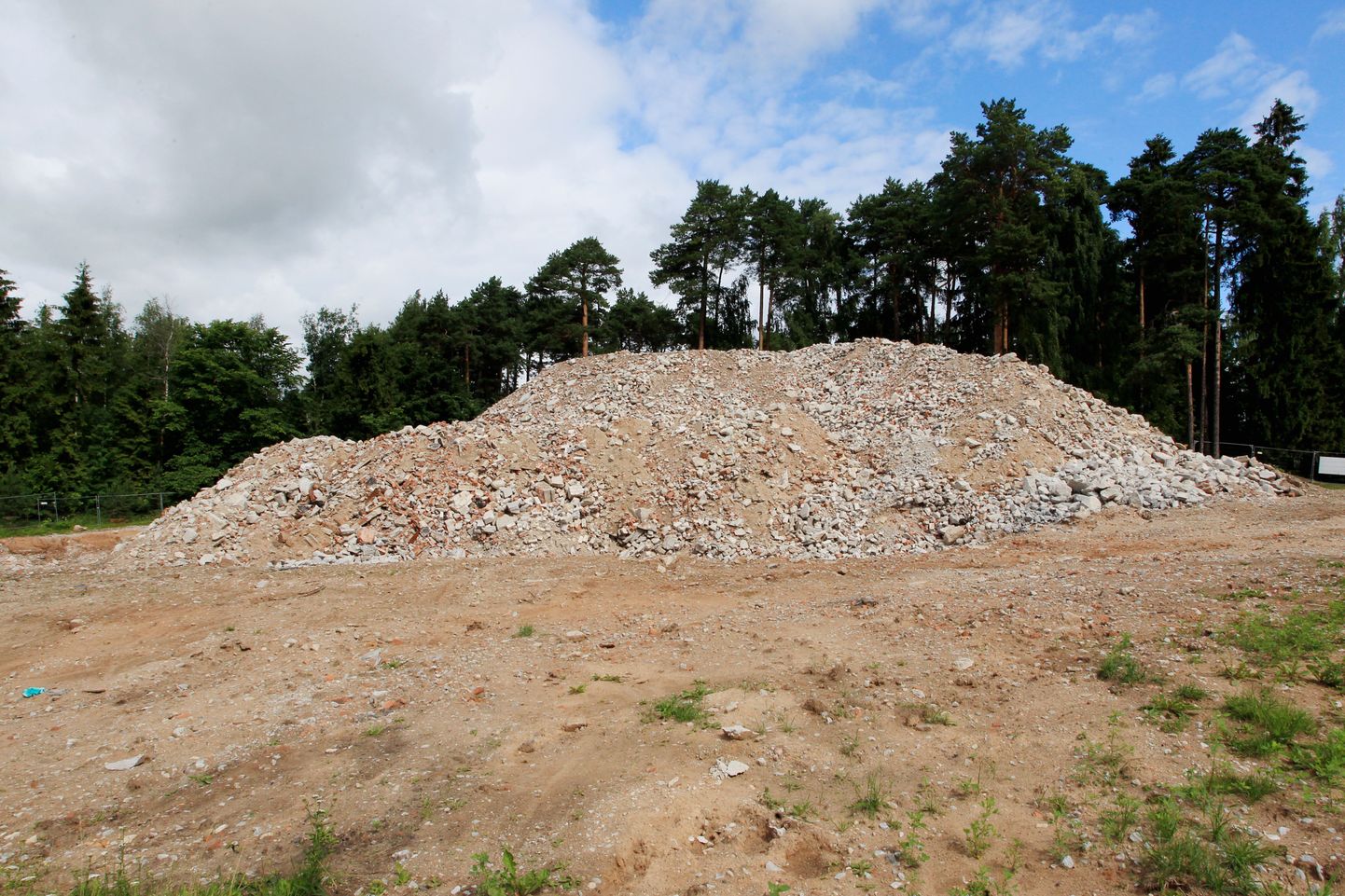 Kultuurimaja lammutusest maha jäänud kivihunnik on seisnud Elva linnas juba vähemalt kuu.