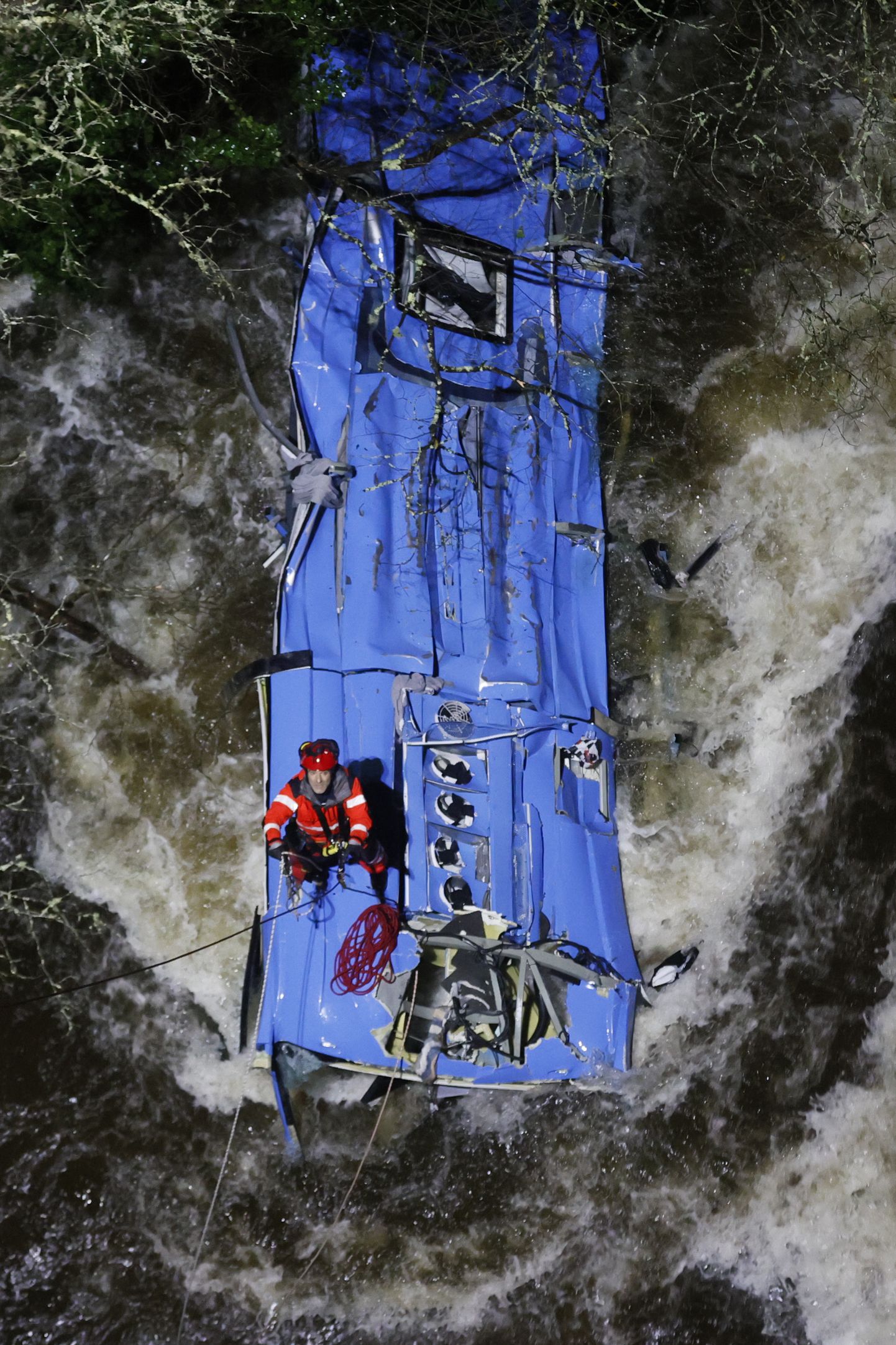 Hispaania päästetöötaja toimetab Lereze jõkke sõitnud bussi peal. Lugost Monterroso vanglast tulnud buss kukkus jõkke, kui ületas parasjagu silda. Kaks inimest hukkus ja kolm on teadmata kadunud.
