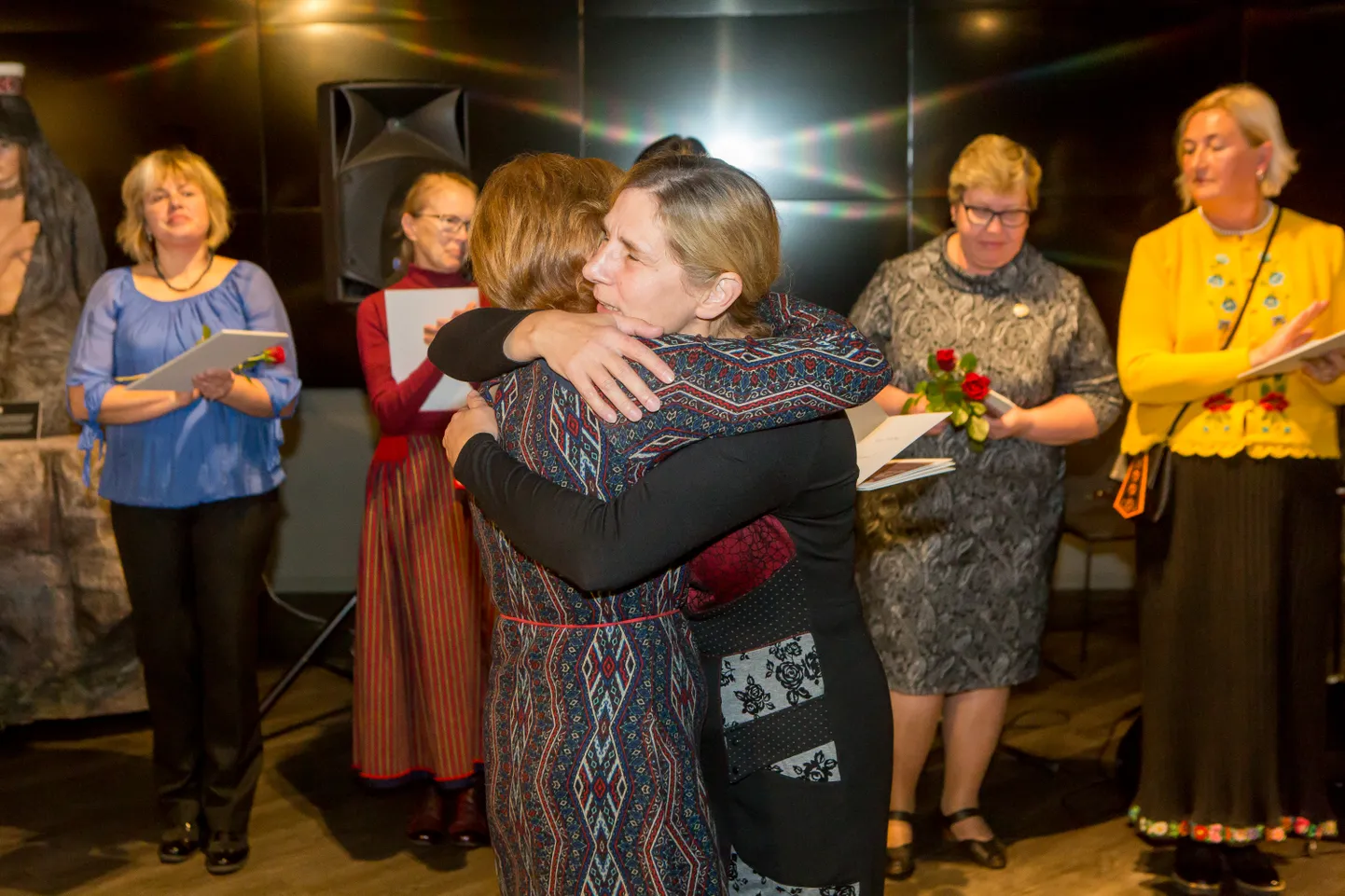 Krista Lember tänab Virge Varileppa.