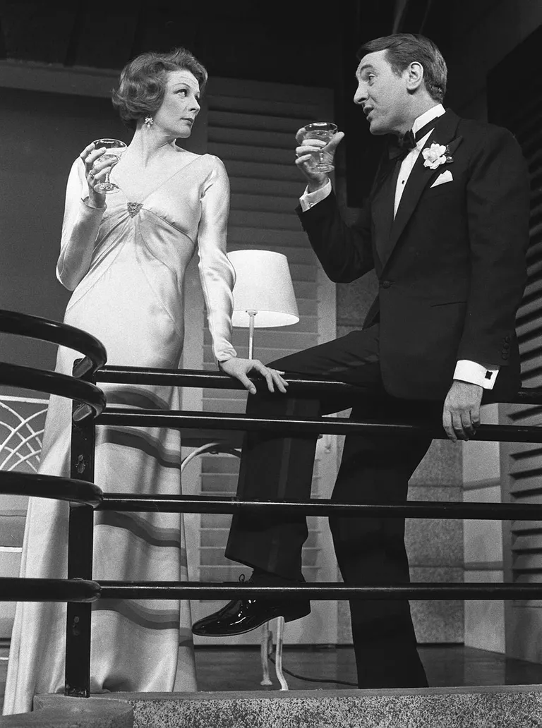 Maggie Smith ja Robert Stephens komöödiafilmis «Private Lives».