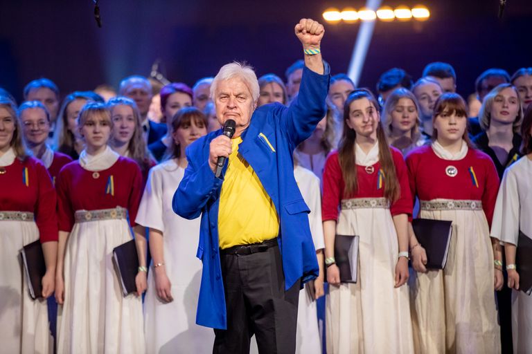 Heategevuskontsert «Slava Ukraini» Ukraina toetuseks Alexela kontserdimajas. Ivo Linna esitas koos kooridega isamaalisi võitluslaule.