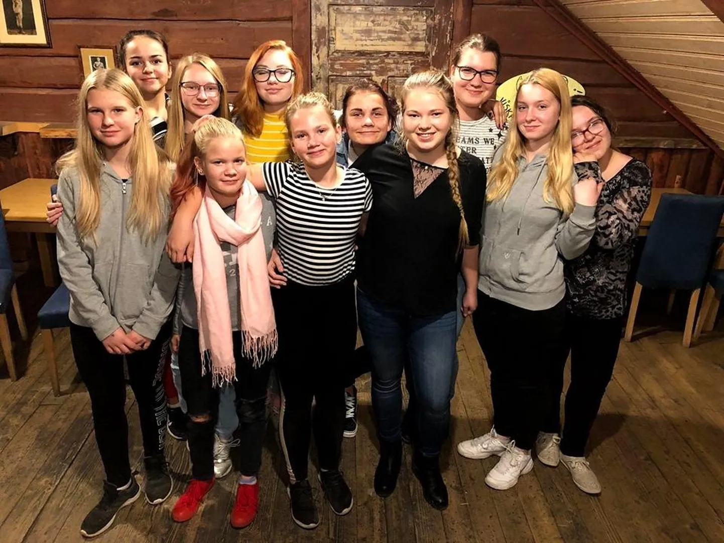 Väike-Maarja noortevolikogu liikmete esimene ametlik kokkusaamine on selja taga ja juhatus valitud. Noortevolikogu tööd juhib Maris Praats (ees mustas).