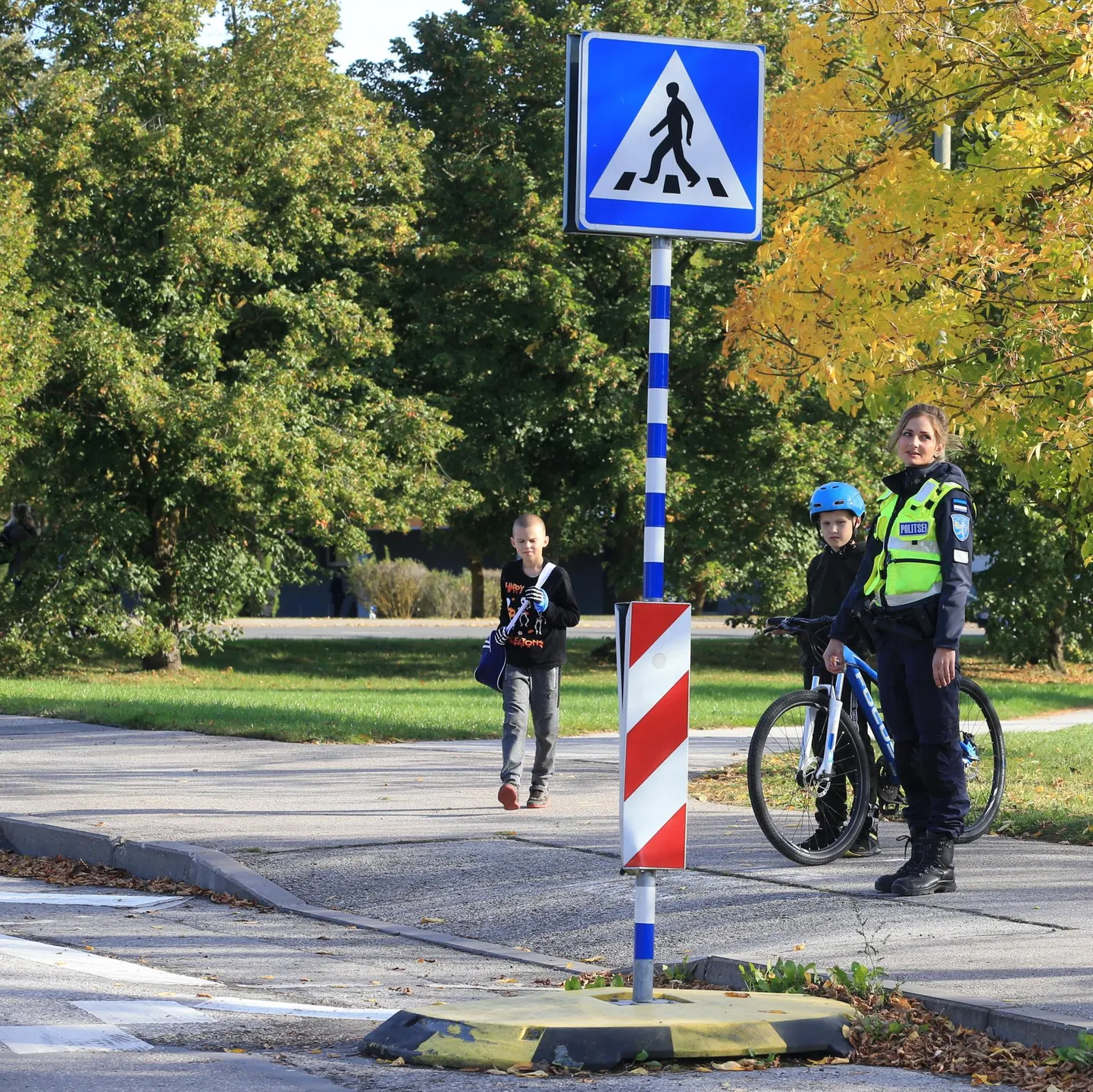 Reguleerimata ülekäigurajal peab rattur liiklejatele teed andma. Pilt on illustreeriv.