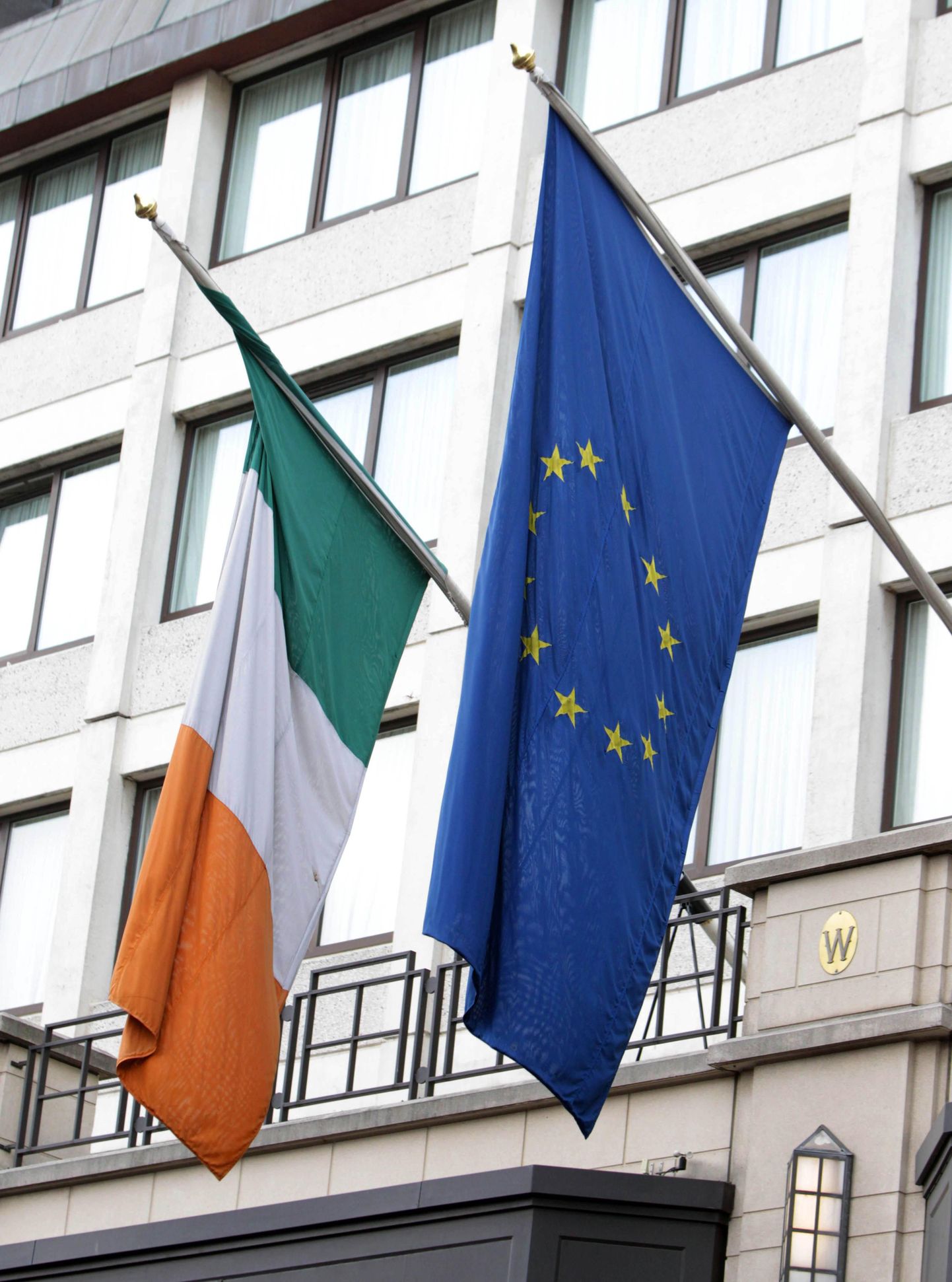 Iirimaa ja Euroopa Liidu lipud Dublini hotelli ees.