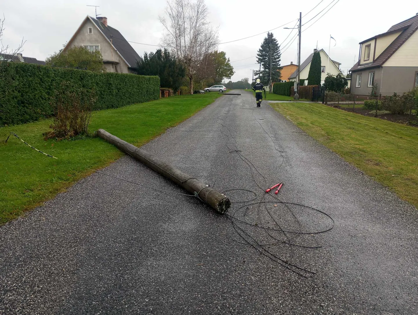 Põltsamaal murdus kolm sidekaabli posti ning kukkusid koos kaabliga teele.