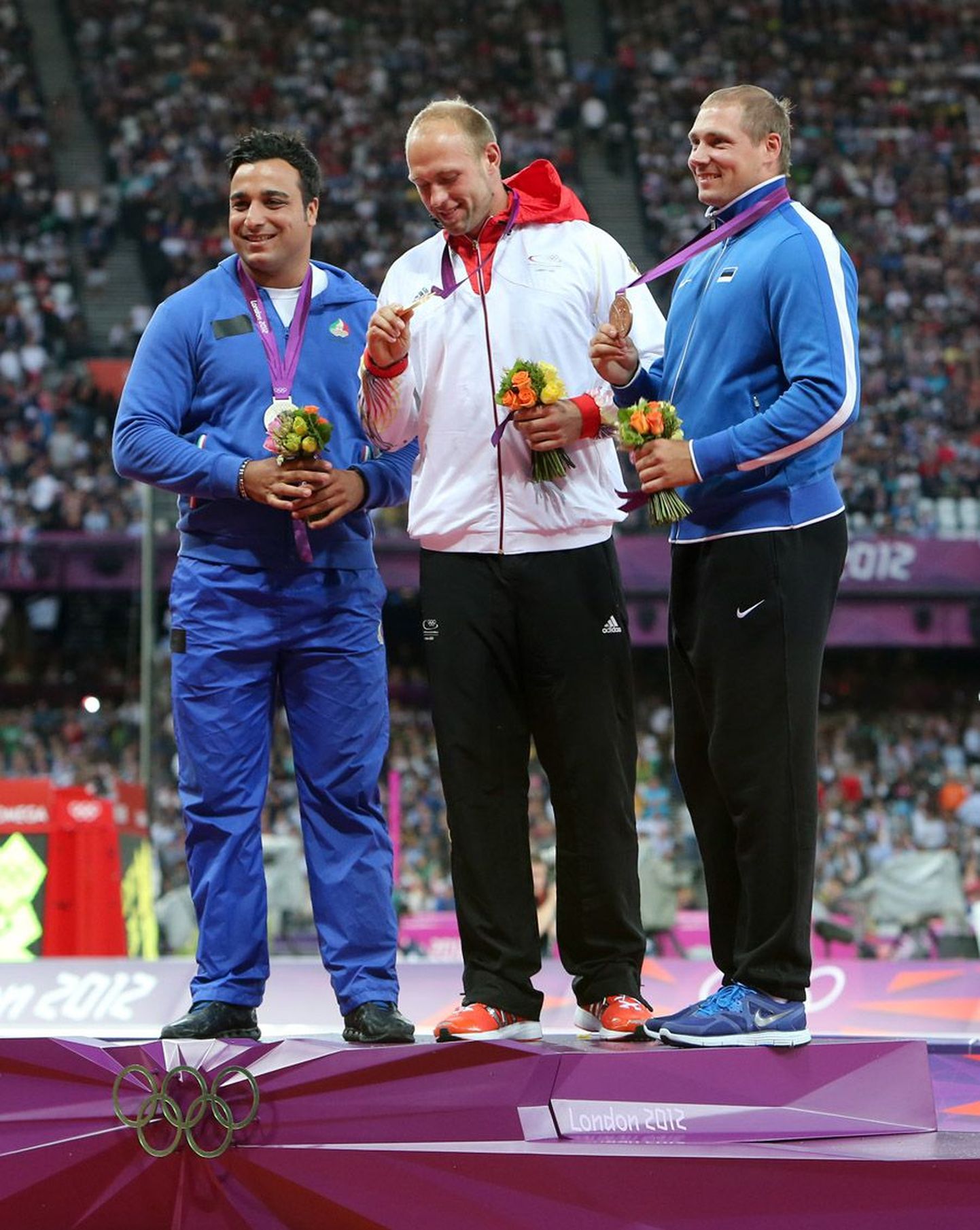Olümpiavõitja Robert Harting (keskel) sai riigilt mitu korda vähem preemiat kui pronksimees Gerd Kanter.