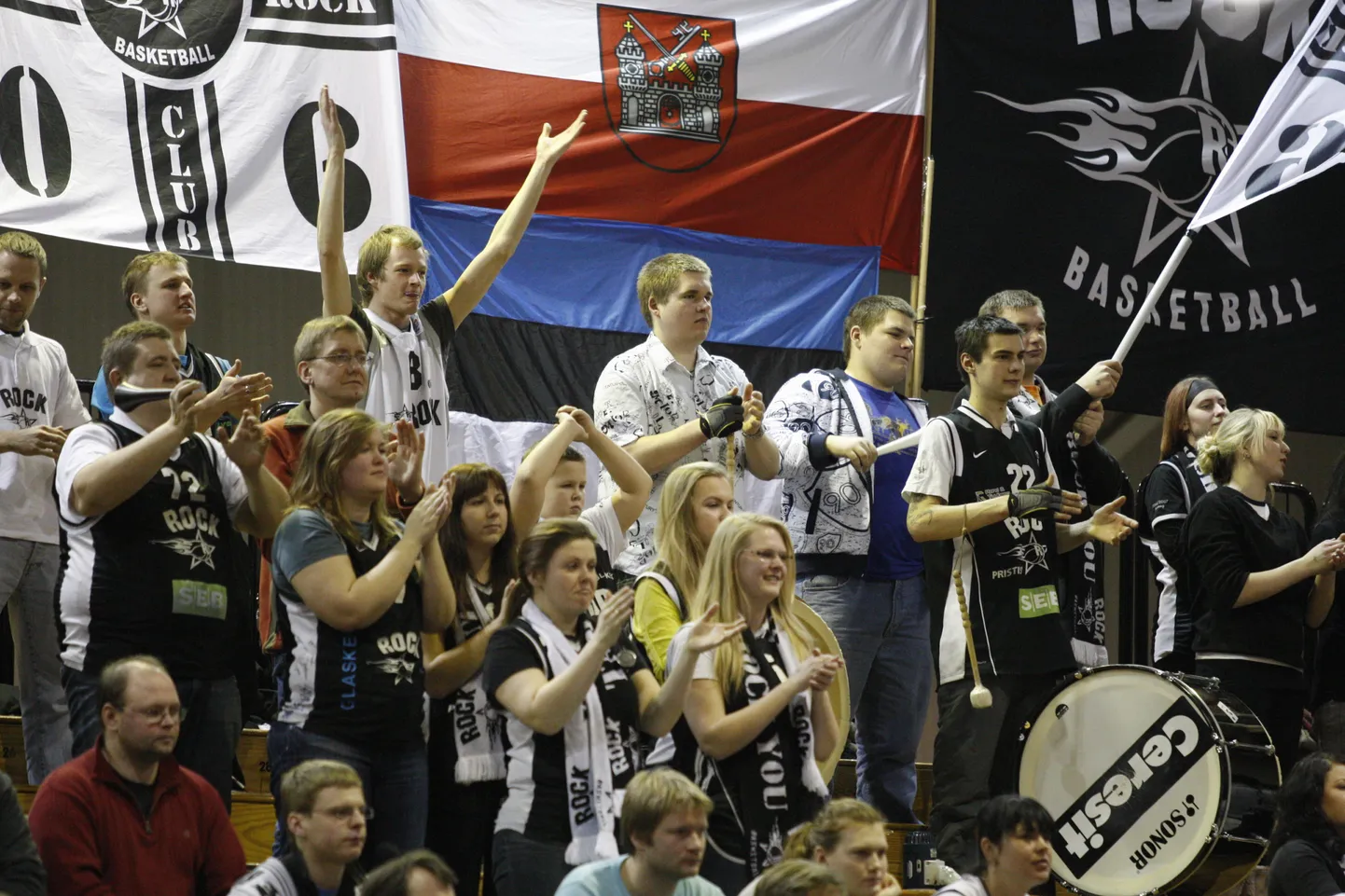 Rocki fännid kaasa elamas TÜ/Rocki ja Siauliai mängule, mille Rock võitis 86:62.