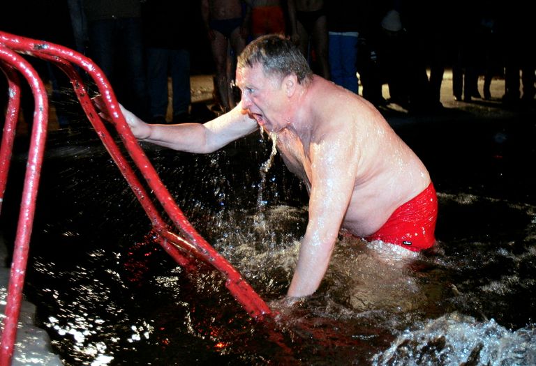 Владимир Жириновский окунается в озеро за день до православного праздника Крещения. 18 января 2008 года
