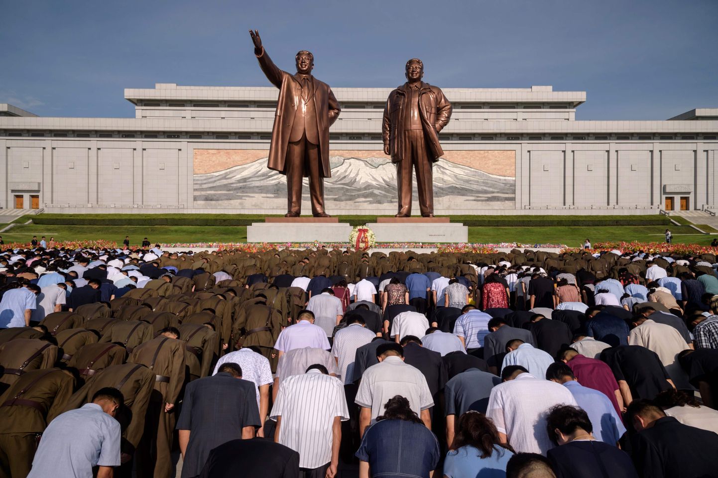 Inimesed avaldamas Pyongyangis austust riigi endistele liidritele.