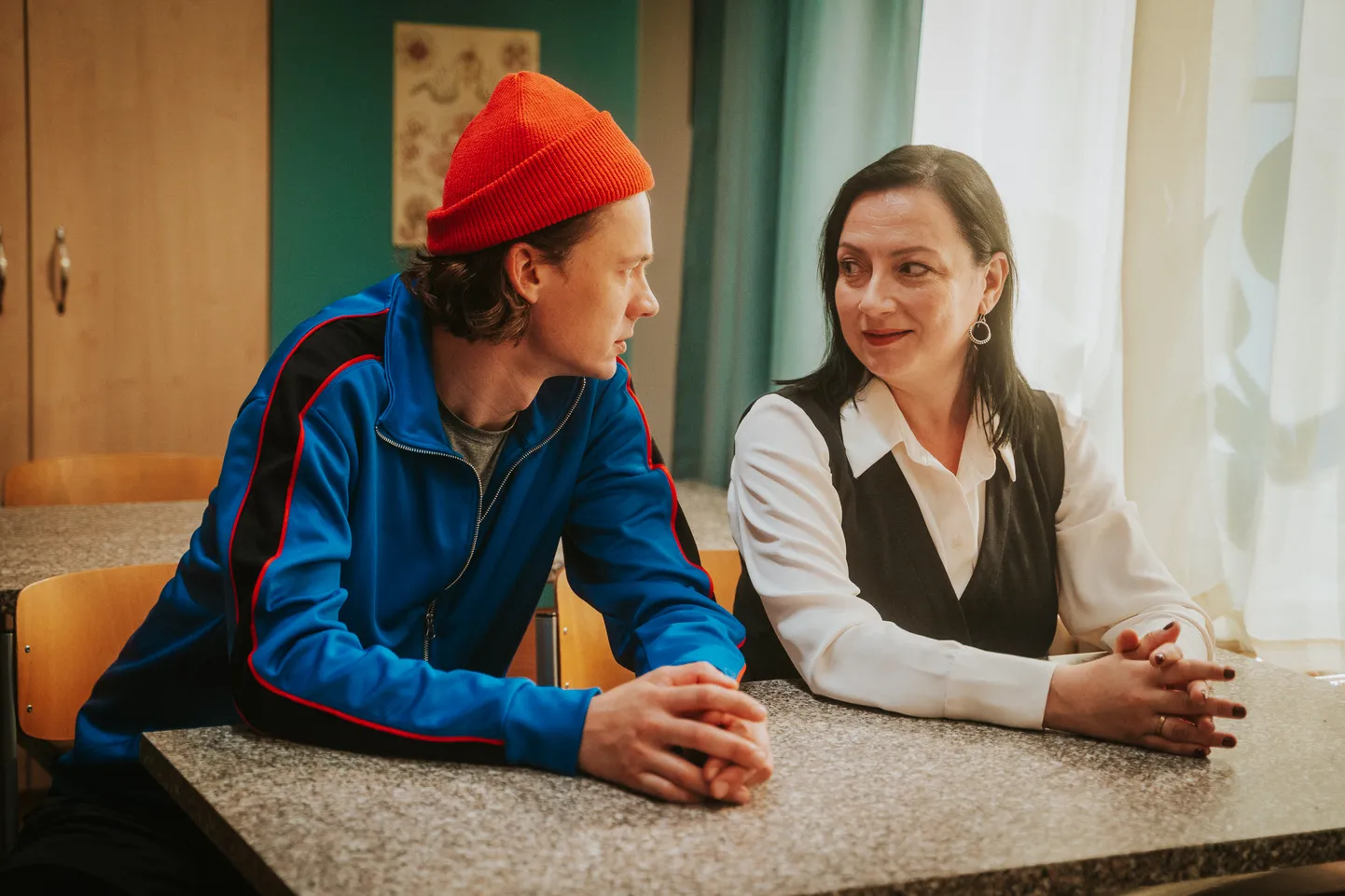 Mārtiņš Meiers un Sandra Zvīgule filmā "Vecāku sapulce".