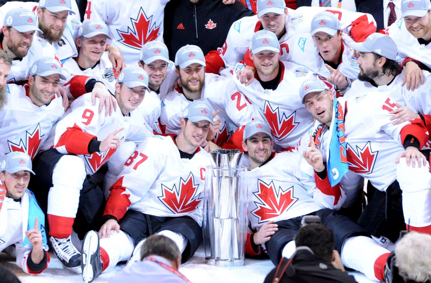 Kanādas hokejisti, svinot uzvaru Pasaules kausa izcīņā hokejā