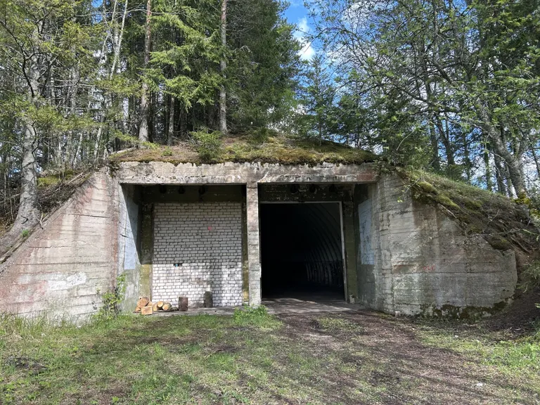 NSV Liidu armeel oli kombeks rajada oma raketibaase paarikaupa, küllap oli sel mingi sõjaline loogika. Kaksikud olid ka Rohu ja Kadila.