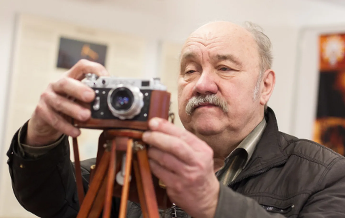 Ilma fotoaparaadita Enn Käiss naljalt kodust välja ei lähe, tema pildipangas on tohutu hulk fotosid Ida-Virumaa ja muudegi paikade loodusest. Kivitoas välja pandud aparaadil on nüüdseks pelgalt nostalgiline tähendus.