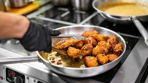 NORRA «KANAAFÄÄR» ⟩ Kas hotellitöötaja tahtis kuninga matuse korrakaitsjaid toiduga rivist välja lüüa või sai tast lihtsalt patuoinas?