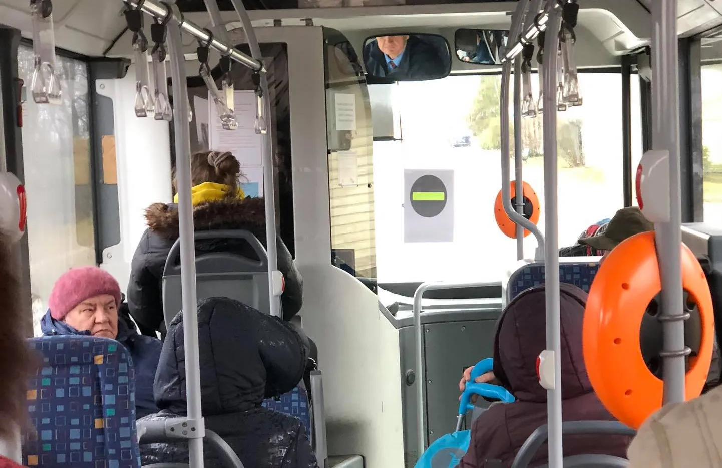 Valga linnaliinibussi esiuksest enam sisse ja välja ei saa.