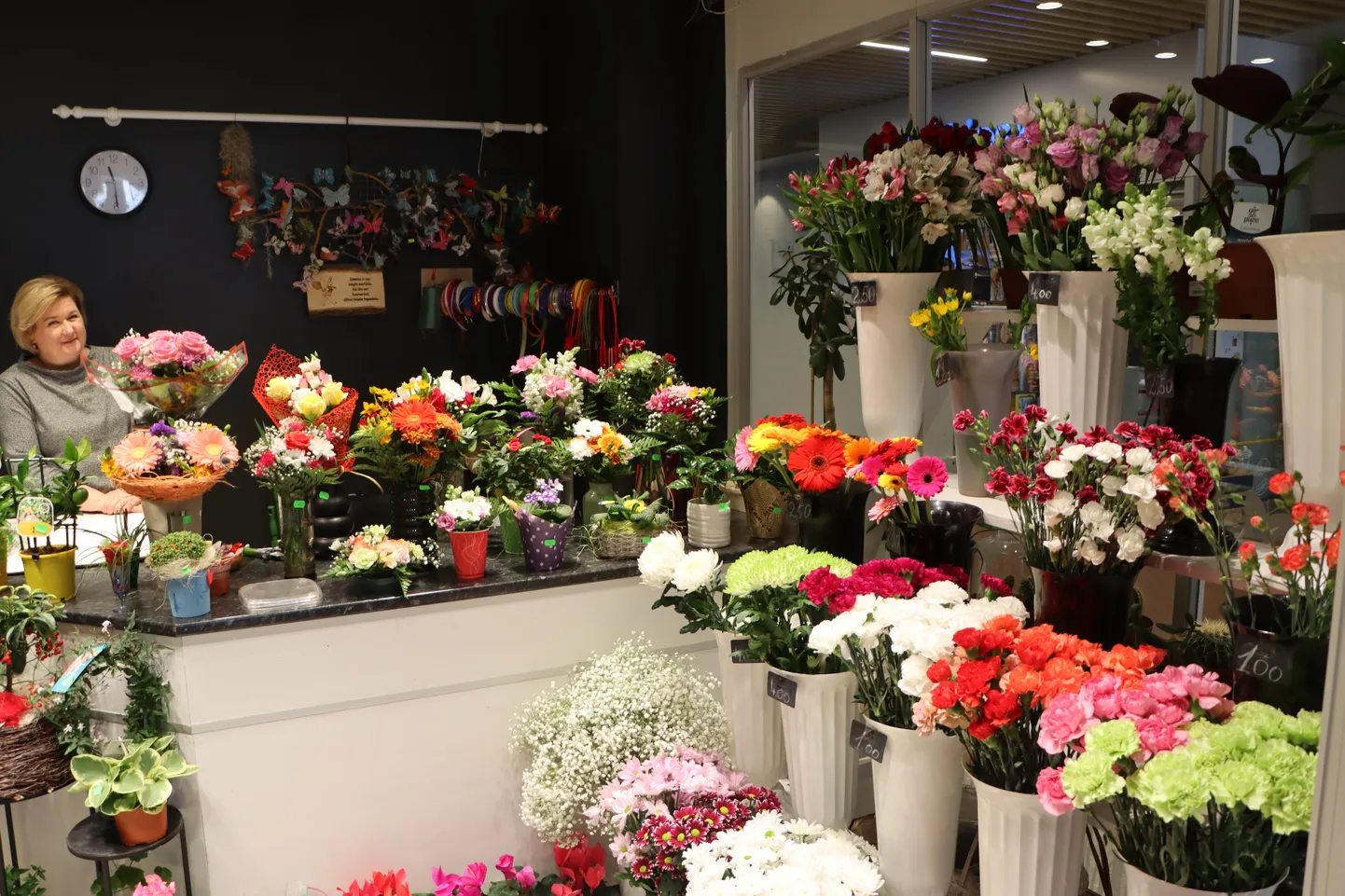 В цветочных магазинах обилие красивых цветов, но в праздничные дни ставки на традиционные тюльпаны и нарциссы здесь не делают, потому что в сетевых магазинах такие цветы дешевле.