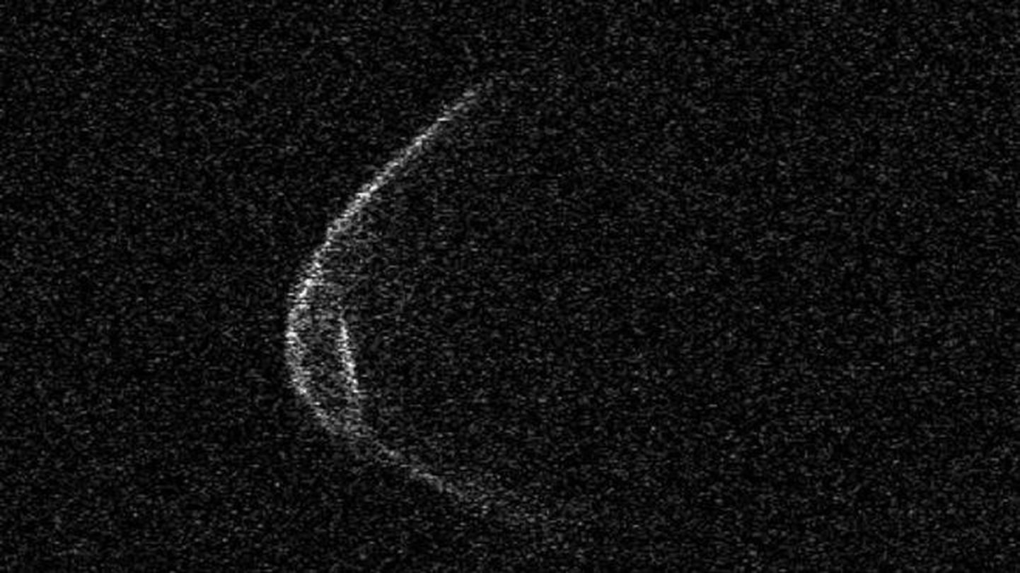 Астероид считается опасным, поскольку периодически приближается к земной орбите.
