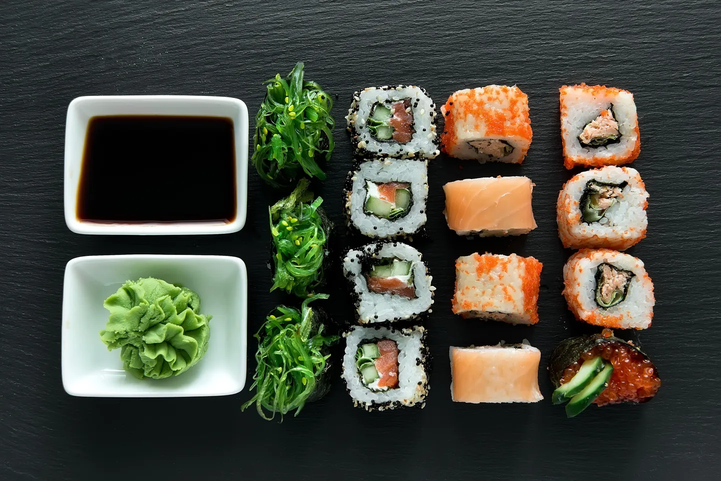 Tuntud jaapani köögi toidud, sojakaste, wasabi, vetikasalat ja California rullid