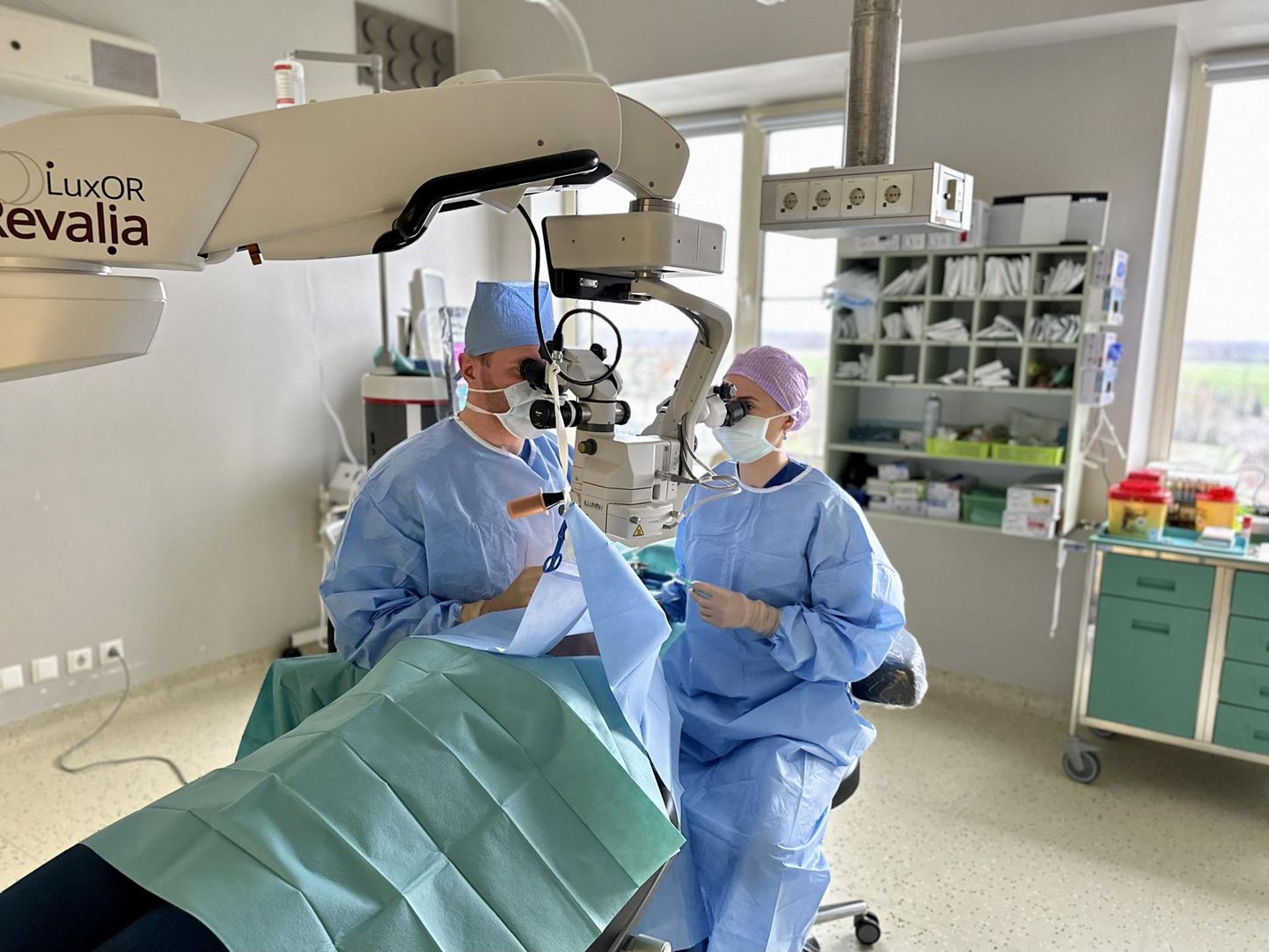 Doktor Aleks Kree ja õde Renate Pikk patsienti opereerimas.